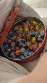 Bote de Trufas de Chocolate Variadas Lindt Lindor de 900g en dos cajas – Perfecto para compartir – Bolas de chocolate con un relleno suave que se derrite en la boca, rojo. - Imagen 4