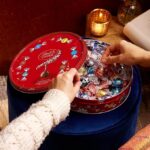 Bote de Trufas de Chocolate Variadas Lindt Lindor de 900g en dos cajas – Perfecto para compartir – Bolas de chocolate con un relleno suave que se derrite en la boca, rojo. - Imagen 3