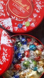 Bote de Trufas de Chocolate Variadas Lindt Lindor de 900g en dos cajas – Perfecto para compartir – Bolas de chocolate con un relleno suave que se derrite en la boca, rojo.