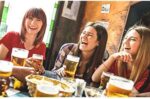 Mahou Clásica, Pack 24 Botellas x 25cl, Cerveza Dorada Lager, Auténtica Cerveza Mahou Con Sabor Suave, 4.8% Vol. Alcohol, El embalaje puede variar - Imagen 6